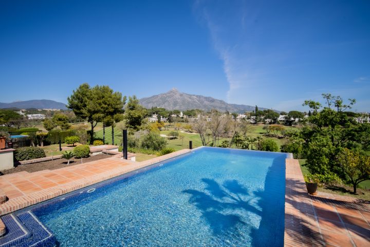 Villa con 6 dormitorios y 5 baños - Impresionante casa moderna con vistas al campo de golf en Aloha