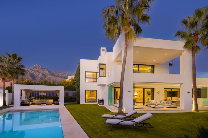 Villa con 5 dormitorios y 5 baños - Elegante villa con vistas panorámicas