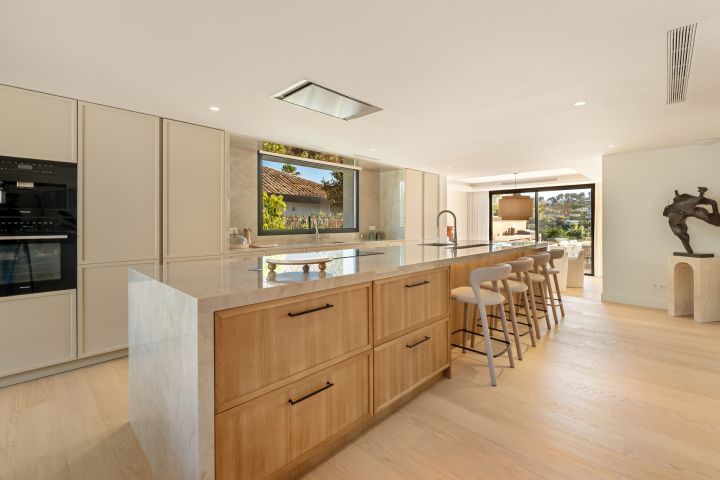 Villa Azteca - Impressive Home featuring Modern Design