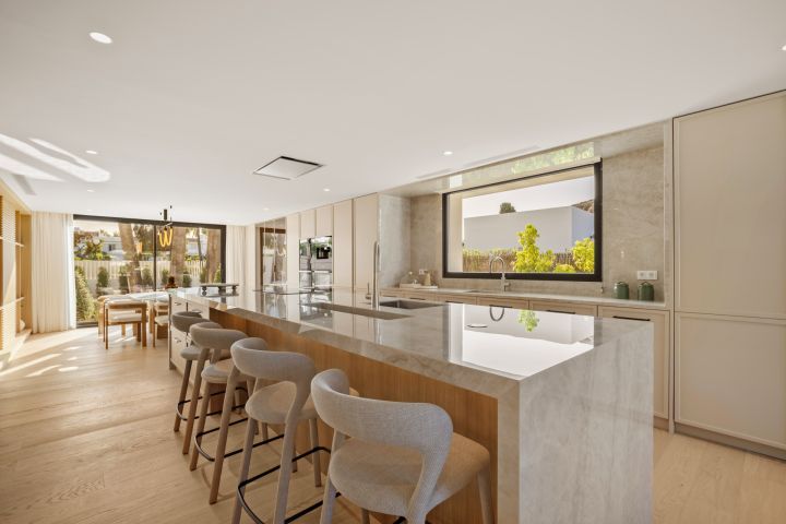 Villa Azteca - Impressive Home featuring Modern Design