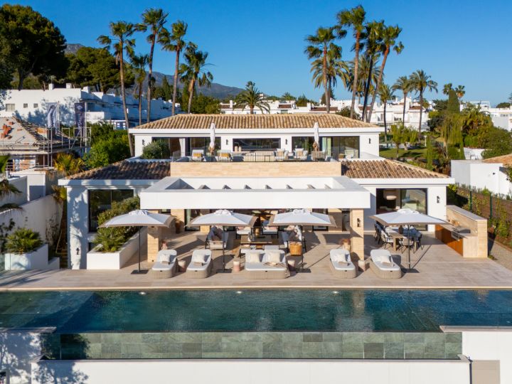 Villa Azteca - Impressive Home featuring Modern Design