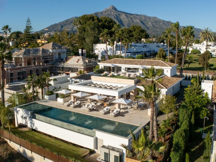 Villa Azteca - Impressive Home featuring Modern Design