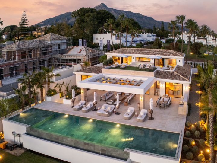 Villa Azteca - Impressive Home featuring Modern Design