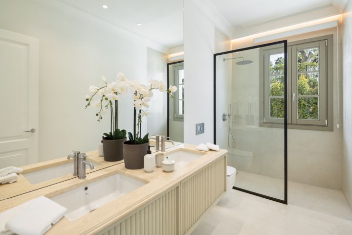 Villa Tuscany - Exclusive Stylish Home with Stunning Sea Views in Nueva Andalucia