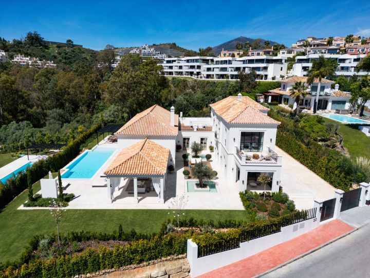 Villa Tuscany - Exclusive Stylish Home with Stunning Sea Views in Nueva Andalucia