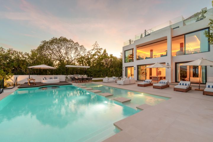Villa 2000 - Modern Elegant Villa offering Golf Views