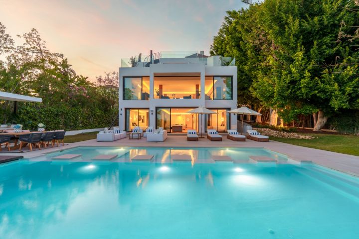 Villa 2000 - Modern Elegant Villa offering Golf Views
