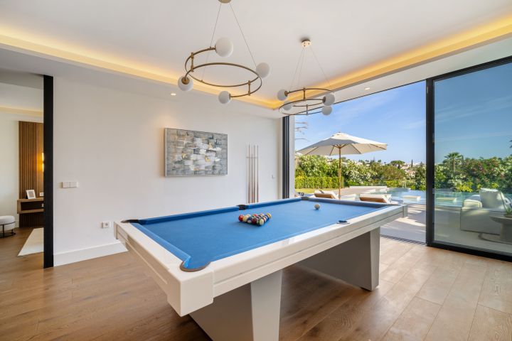 Villa 2000 - Modern Elegant Villa offering Golf Views