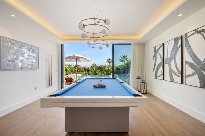 Villa 2000 - Modern Elegant Villa offering Golf Views