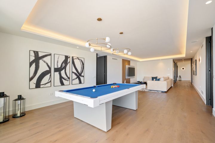 Villa 2000 - Modern Elegant Villa offering Golf Views