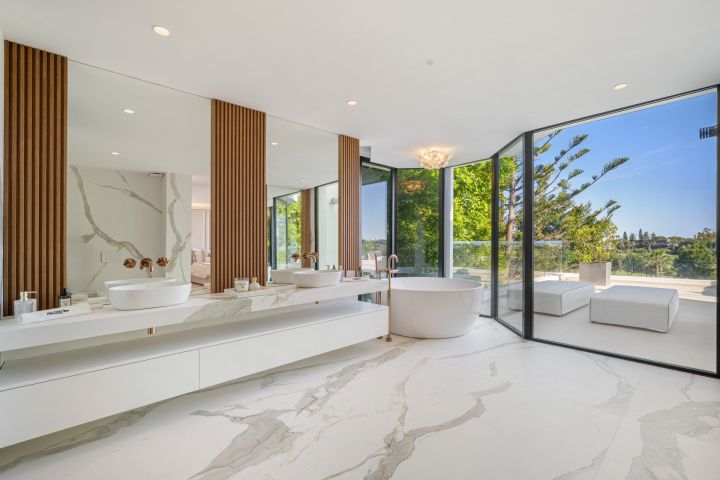 Villa 2000 - Modern Elegant Villa offering Golf Views