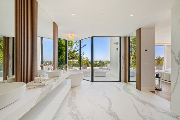 Villa 2000 - Modern Elegant Villa offering Golf Views