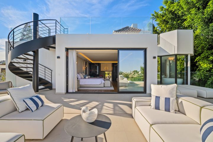 Villa 2000 - Modern Elegant Villa offering Golf Views