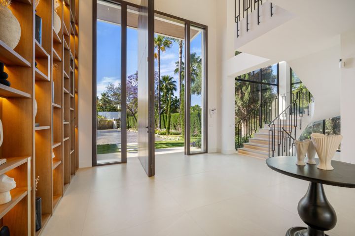 Villa 2000 - Modern Elegant Villa offering Golf Views
