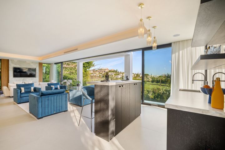 Villa 2000 - Modern Elegant Villa offering Golf Views