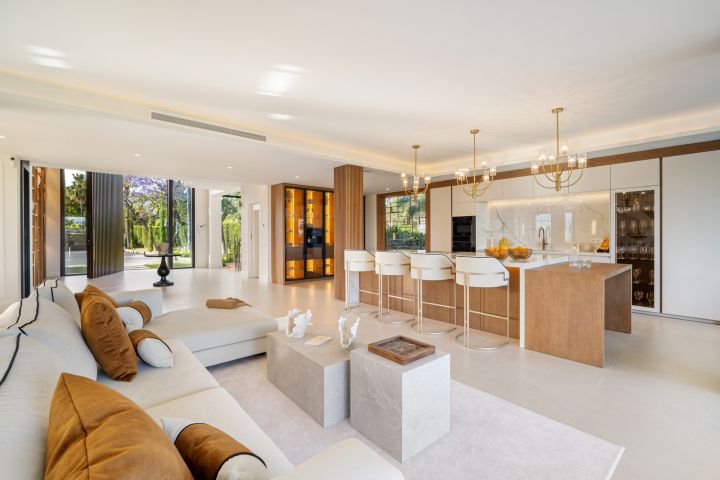 Villa 2000 - Modern Elegant Villa offering Golf Views