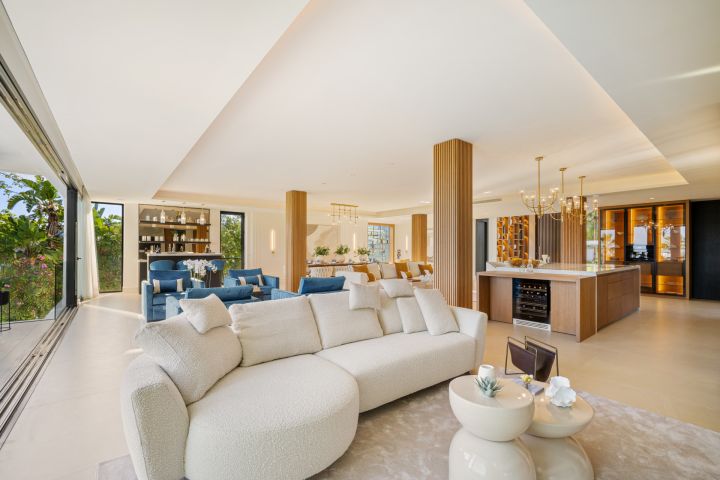 Villa 2000 - Modern Elegant Villa offering Golf Views