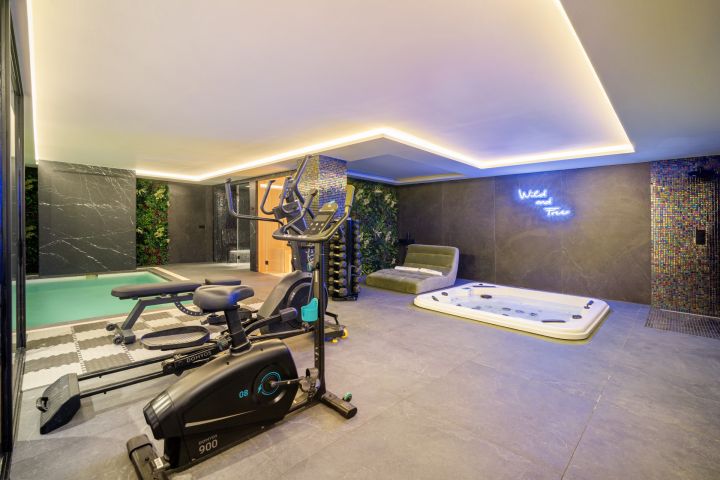 Villa 2000 - Modern Elegant Villa offering Golf Views