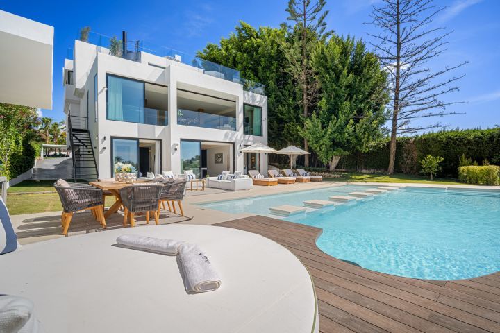 Villa 2000 - Modern Elegant Villa offering Golf Views