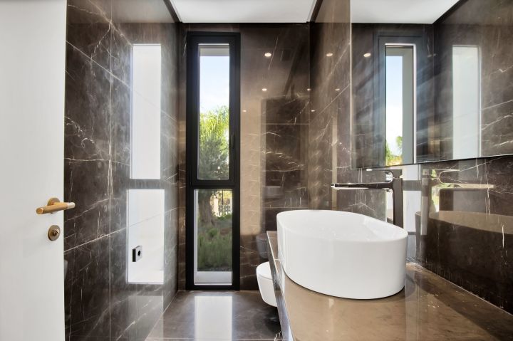 Villa avec 5 chambres et 6 salles de bain - Impressionnante maison moderne au charme andalou