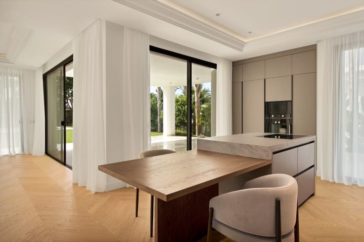 Villa avec 5 chambres et 6 salles de bain - Impressionnante maison moderne au charme andalou