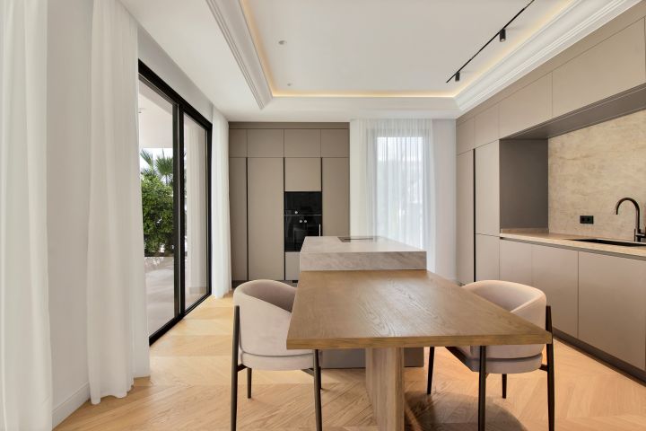 Villa avec 5 chambres et 6 salles de bain - Impressionnante maison moderne au charme andalou