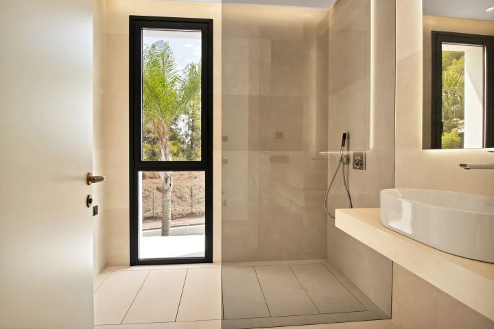 Villa avec 5 chambres et 6 salles de bain - Impressionnante maison moderne au charme andalou