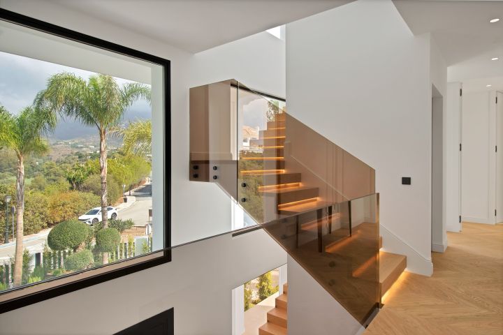 Villa avec 5 chambres et 6 salles de bain - Impressionnante maison moderne au charme andalou