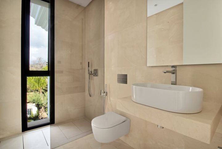 Villa avec 5 chambres et 6 salles de bain - Impressionnante maison moderne au charme andalou