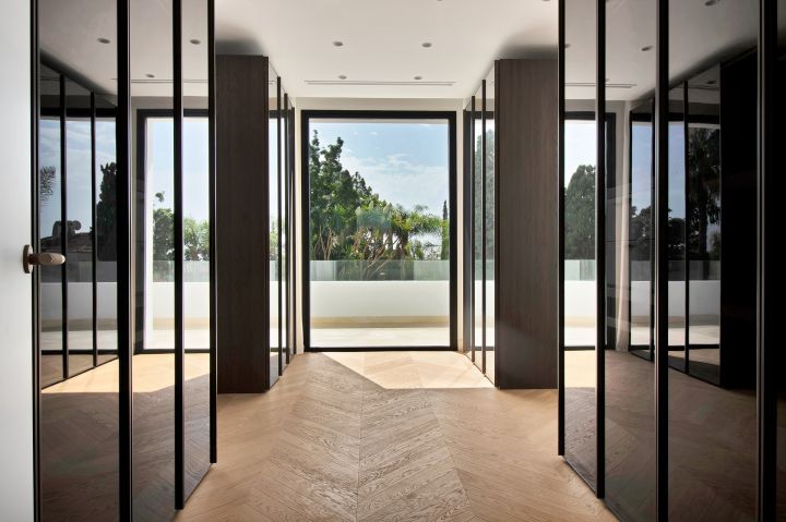 Villa avec 5 chambres et 6 salles de bain - Impressionnante maison moderne au charme andalou