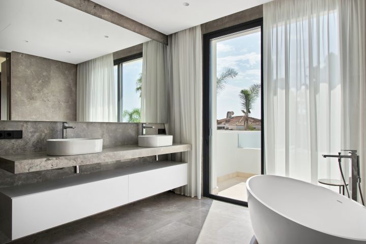 Villa avec 5 chambres et 6 salles de bain - Impressionnante maison moderne au charme andalou