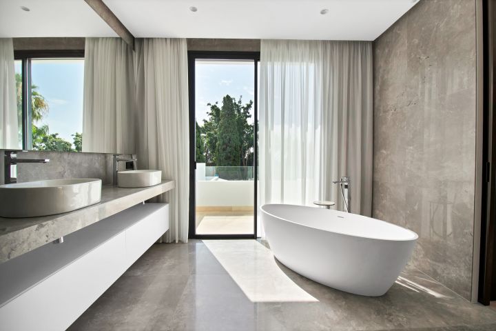 Villa avec 5 chambres et 6 salles de bain - Impressionnante maison moderne au charme andalou