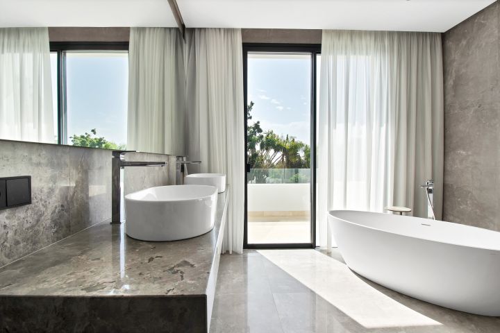 Villa avec 5 chambres et 6 salles de bain - Impressionnante maison moderne au charme andalou