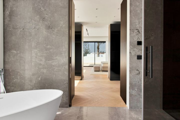 Villa avec 5 chambres et 6 salles de bain - Impressionnante maison moderne au charme andalou