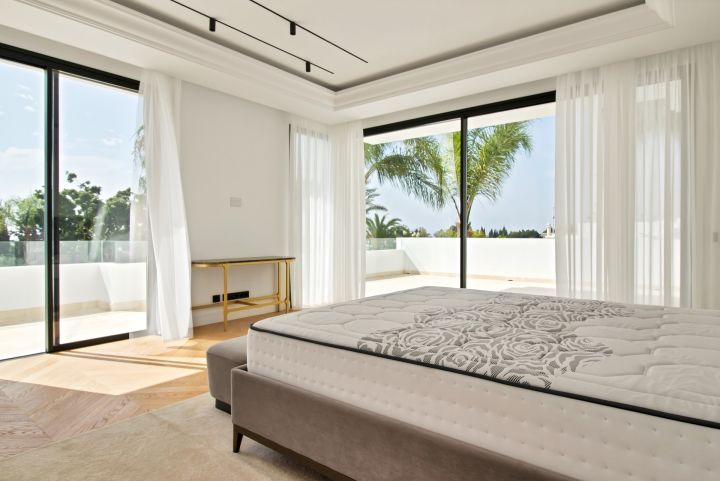 Villa avec 5 chambres et 6 salles de bain - Impressionnante maison moderne au charme andalou
