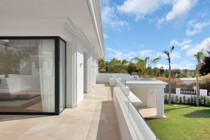 Villa avec 5 chambres et 6 salles de bain - Impressionnante maison moderne au charme andalou