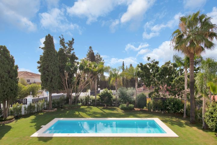 Villa avec 5 chambres et 6 salles de bain - Impressionnante maison moderne au charme andalou