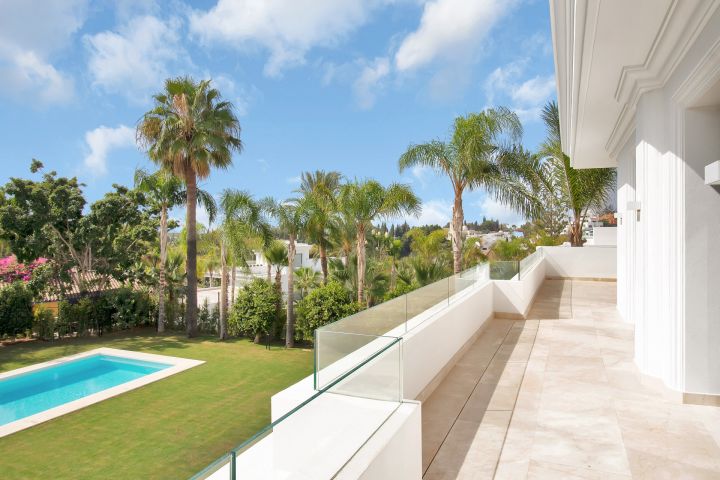 Villa avec 5 chambres et 6 salles de bain - Impressionnante maison moderne au charme andalou