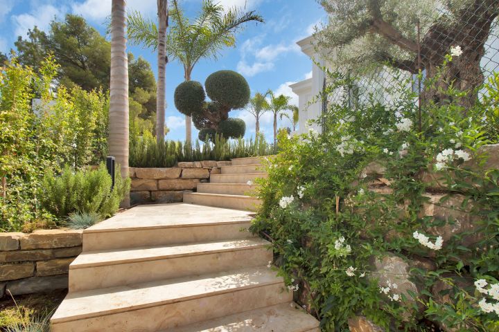 Villa avec 5 chambres et 6 salles de bain - Impressionnante maison moderne au charme andalou