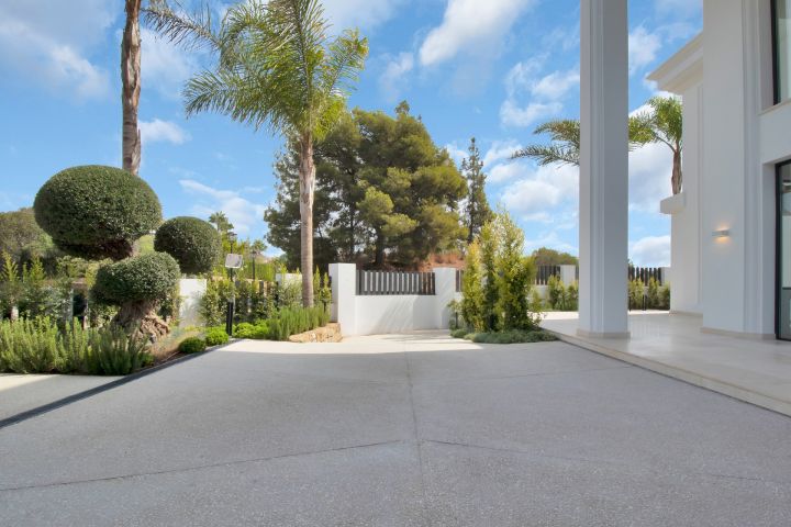 Villa avec 5 chambres et 6 salles de bain - Impressionnante maison moderne au charme andalou