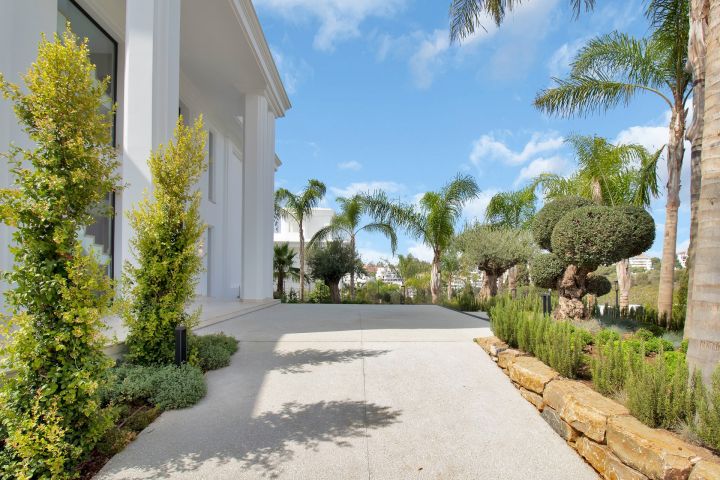 Villa avec 5 chambres et 6 salles de bain - Impressionnante maison moderne au charme andalou
