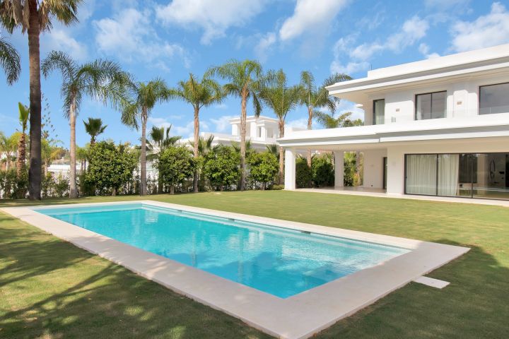 Villa avec 5 chambres et 6 salles de bain - Impressionnante maison moderne au charme andalou