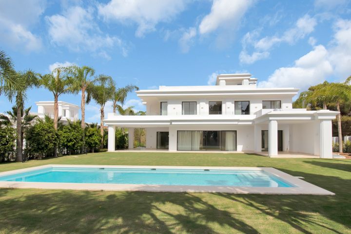 Villa avec 5 chambres et 6 salles de bain - Impressionnante maison moderne au charme andalou