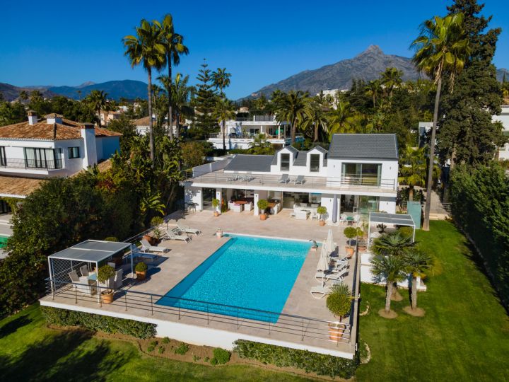 Villa Rosetti - Elegante villa exclusiva con impresionantes vistas al mar en Parcelas del Golf