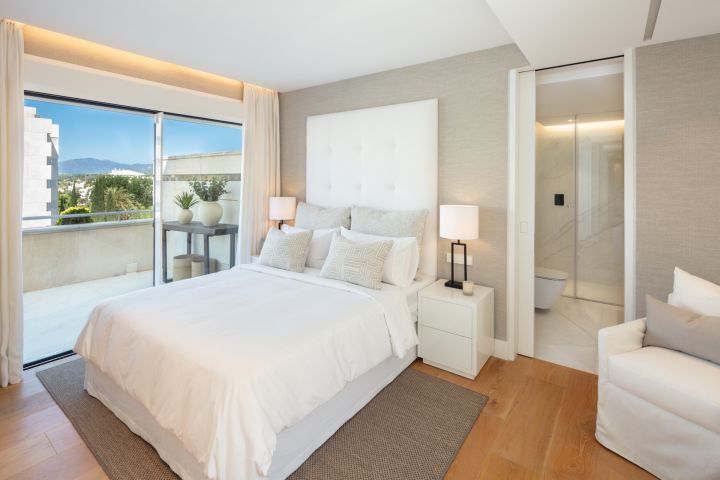 Poseidon 1 - Elegant Modern Home with a Frontline Golf Position