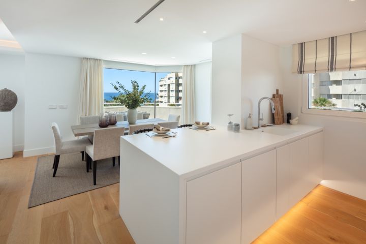 Poseidon 1 - Elegant Modern Home with a Frontline Golf Position