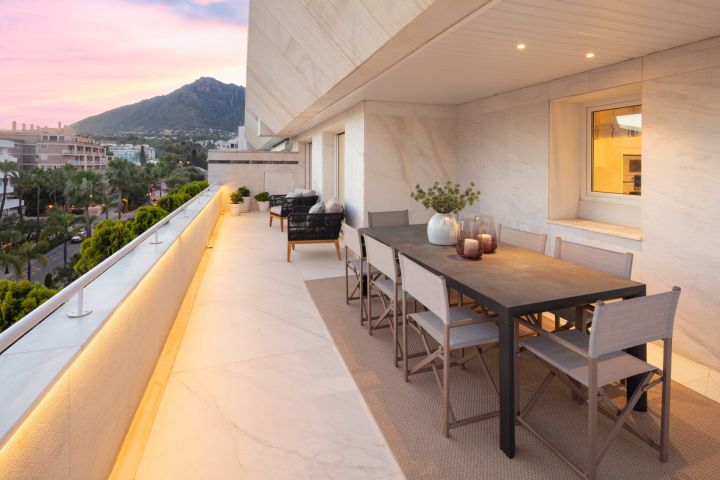 Poseidon 1 - Elegant Modern Home with a Frontline Golf Position
