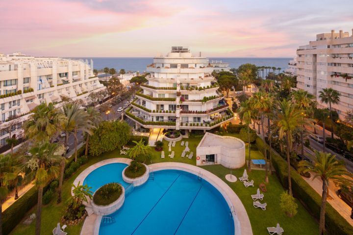 Poseidon 1 - Elegant Modern Home with a Frontline Golf Position