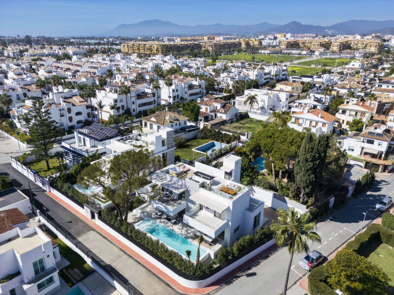 Los Angeles 185 - Contemporary Luxury Property with Andalusian Charm