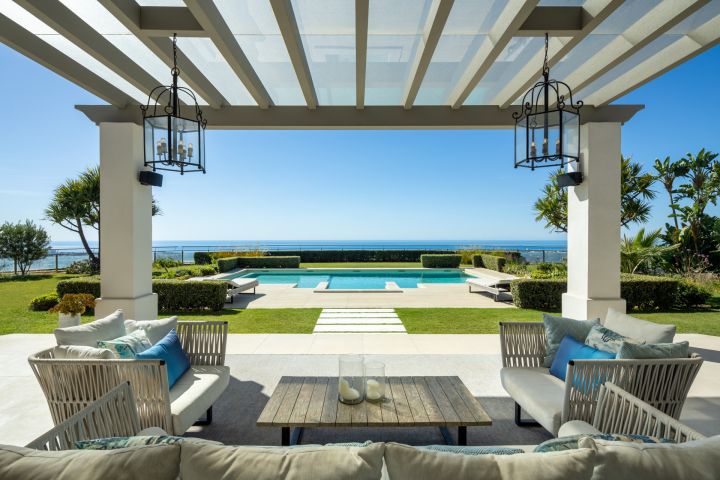 Villa Águila - Elegancia moderna con encanto andaluz en Monte Halcones